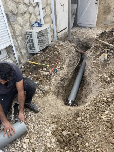 Remplacement d’un tuyau d’évacuation d’eau usé, Nice, Help Assist'Assainissement